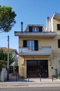 a building on the corner of a street at Home Sweet Home in Scerne