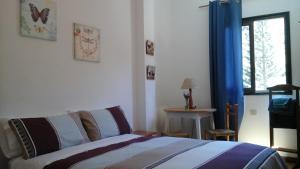 a bedroom with a bed and a window at Hostal Casa Amaya in Vallehermoso
