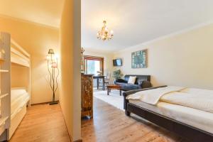 ein Schlafzimmer mit Bett und ein Wohnzimmer in der Unterkunft Alpen Deluxe Oberammergau in Oberammergau
