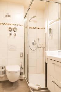Ein Badezimmer in der Unterkunft Alpen Deluxe Oberammergau