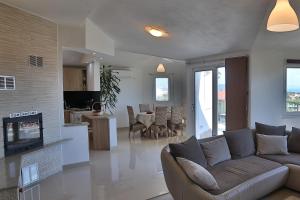 Televízia a/alebo spoločenská miestnosť v ubytovaní Holiday Home Chester with Heated Pool