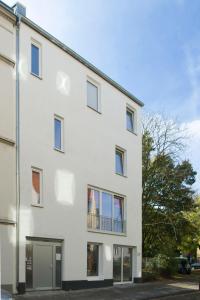 un edificio bianco con balcone di Apartment11 Wartburg a Colonia