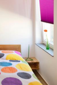 una camera con letto colorato e finestra di Apartment11 Wartburg a Colonia
