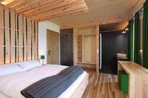una camera da letto con un grande letto bianco e pareti in legno di Chalet Alm Planai a Schladming