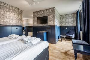Llit o llits en una habitació de Hällsnäs Hotell & Restaurang