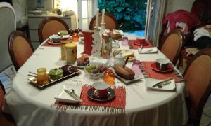 einen Tisch mit einem weißen Tischtuch mit Essen drauf in der Unterkunft Asinus 32 in Viozan