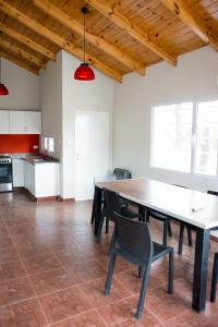 cocina con mesa y sillas en una habitación en Cabañas Las Dunas en Monte Hermoso