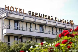 a hotel with a sign on top of it at Première Classe Valence Sud in Valence