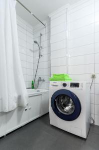ヴォロネジにあるATLANT Apartments 266のバスルーム(シャワー付)の洗濯機が備わります。