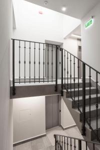 グダニスクにあるVIU Light Apartmentの黒い手すりの建物の階段
