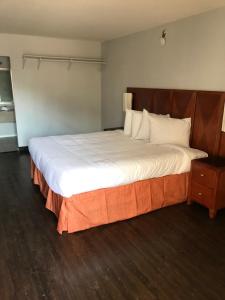 Rúm í herbergi á Extend-a-Suites Phoenix