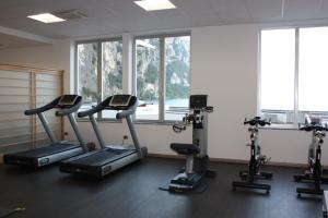 Campione Univela Rooms & Beds - Private Beach健身房和／或健身器材