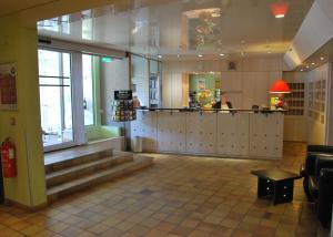 The lobby or reception area at Brit Hotel Cahors - Le Valentré