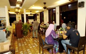 Restorāns vai citas vietas, kur ieturēt maltīti, naktsmītnē The Manor Beach Resort Besut