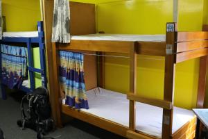 Palanda nebo palandy na pokoji v ubytování Atlantis Backpackers