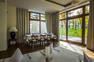 Televízia a/alebo spoločenská miestnosť v ubytovaní Kasor Resort & Spa