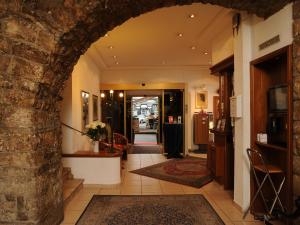 an archway leading into a hallway with a house at City Partner Hotel Strauss in Würzburg