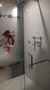 La salle de bains est pourvue d'une douche avec une porte en verre. dans l'établissement Privilege, à Coatzacoalcos