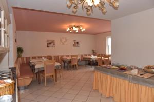 A restaurant or other place to eat at Garni Hauenstein