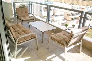 A seating area at Kazaviti SKG