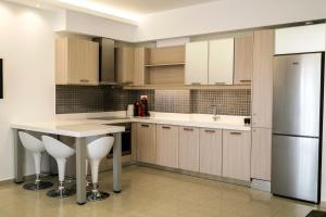 A kitchen or kitchenette at Kazaviti SKG