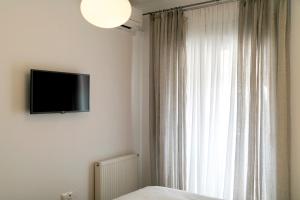 A television and/or entertainment centre at Kazaviti SKG Még 17 kép