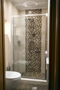 テッサロニキにあるKazaviti SKGのバスルーム(シャワー、トイレ、洗面台付)