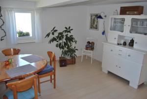 eine Küche mit einem Holztisch und einem Esszimmer in der Unterkunft Talblick Gleiberg in Krofdorf-Gleiberg