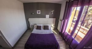 Postel nebo postele na pokoji v ubytování Logis Hôtel Le pont d'Arcole