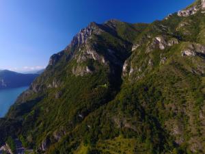 een luchtzicht op een berg met een waterlichaam bij Casa vacanze Dalia in Marone