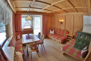 ein Wohnzimmer mit einem Sofa und einem Tisch in der Unterkunft Ferienhof Riml in Sölden