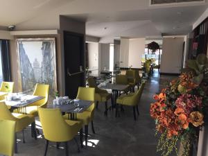 une salle à manger avec des tables et des chaises jaunes dans l'établissement Nordstern Hotel Galata, à Istanbul