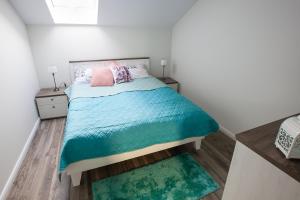 Posteľ alebo postele v izbe v ubytovaní Apartamenty Kowary