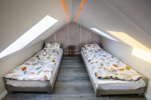 Posteľ alebo postele v izbe v ubytovaní Apartamenty Kowary
