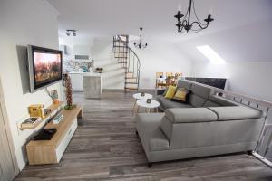 Televízia a/alebo spoločenská miestnosť v ubytovaní Apartamenty Kowary