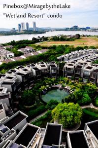 uma vista aérea de um complexo de apartamentos em PineBox Cyberjaya em Cyberjaya