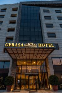 アンマンにあるGerasa Hotelのgregas hotelと書かれた看板のあるホテル