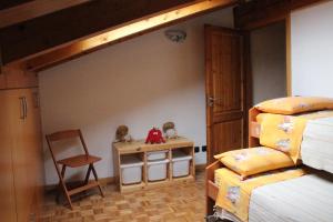ein Schlafzimmer mit einem Bett, einem Tisch und einem Stuhl in der Unterkunft Mon grenier in Aosta