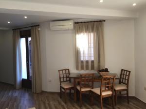 a dining room with a table and chairs and a window at Teatro Rojas II in Toledo