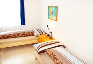 1 dormitorio con 2 camas y mesa en Apartment Center Zermatt, en Zermatt