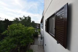 a window on the side of a building at Apartmani Marko in Gdinj