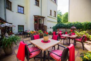 a patio with tables and chairs and a building at Kamienica pod Kasztanami Świnoujście (Usedom Insel) in Świnoujście