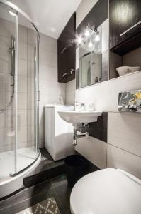 ein Bad mit einem WC, einem Waschbecken und einer Dusche in der Unterkunft Apartament ul.Złota z widokiem na Pałac Kultury!!! in Warschau