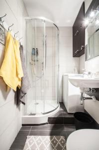 La salle de bains est pourvue d'une douche et d'un lavabo. dans l'établissement Apartament ul.Złota z widokiem na Pałac Kultury!!!, à Varsovie