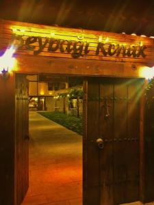 Beybagi Konak Hotel في سافرانبولو: مدخل للمطعم مع وجود لافته على الباب