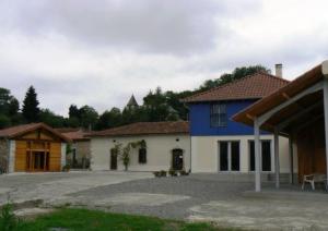 una casa azul y blanco en Lou Lombrès, en Lombrès