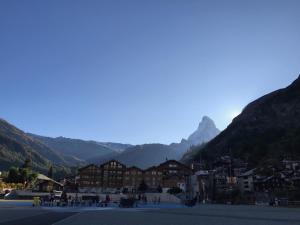 una ciudad con una montaña en el fondo en Apartment Center Zermatt, en Zermatt