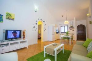 Una televisión o centro de entretenimiento en Holiday Home Marina