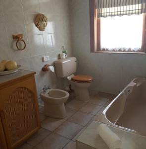 a bathroom with a toilet and a bath tub at Moonlight Manor in Victoria West