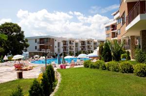 een resort met een zwembad en een hotel bij Messambria Beach Apartments in Sveti Vlas